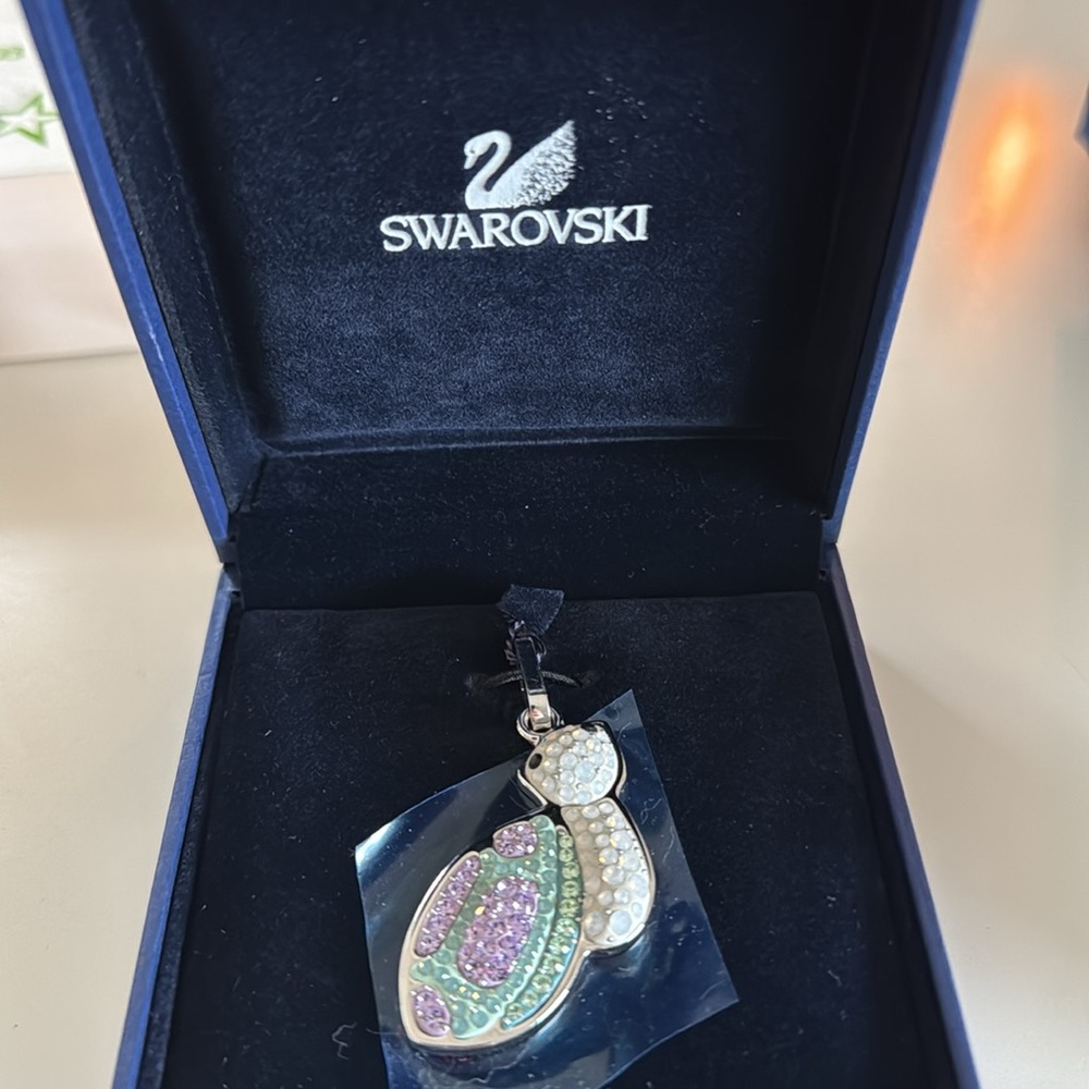 ONE (1) Swarovski Winwin Snail Pendant